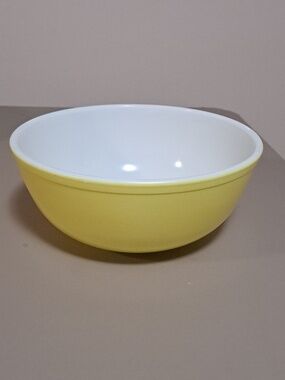 Pyrex Vintage TM Reg 404 Primary Yellow 4 Quart Serving Mixing Bowl